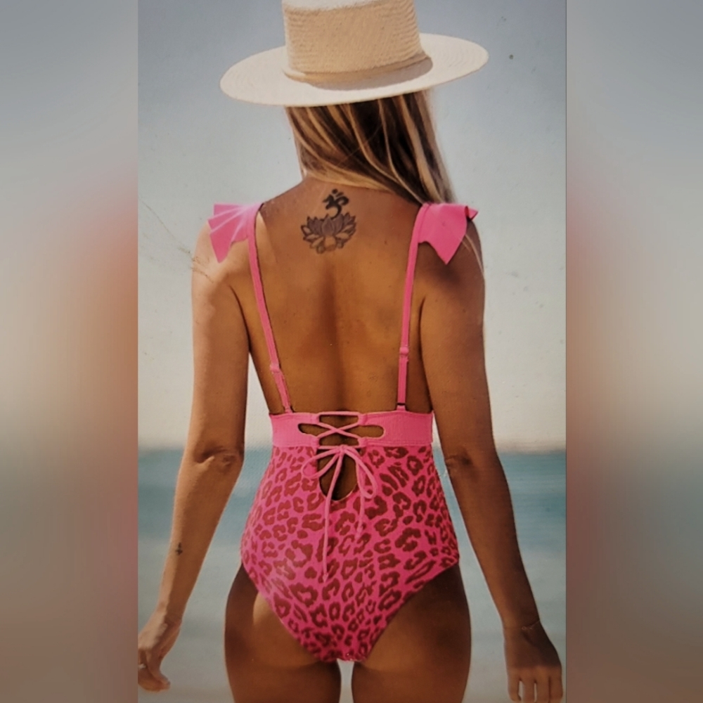 NWT  ADORABLE SEXY OPEN BACK V NECK MONOKONI RUFFLE BATHING SUIT LARGE